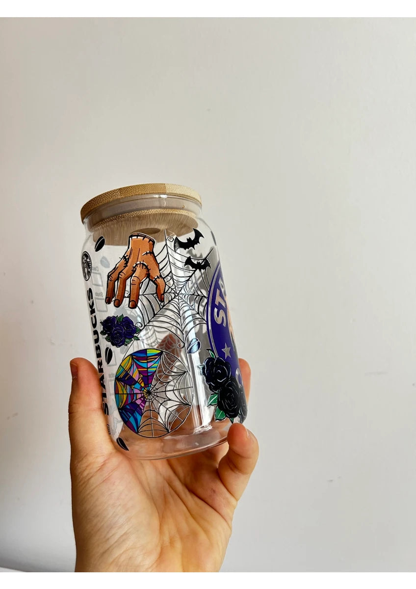 Pipetli Wednesday Baskılı Cam Bardak – 500 ml | El Yapımı Tasarım Hediyelik Bardak