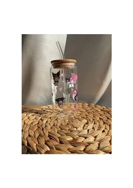 Minnaco Pipetli Bardak – Su Geçirmez Kuromi Baskılı 500 ml Cam Bardak | Hediyelik Kapaklı Kahve & Soğuk İçecek Bardağı