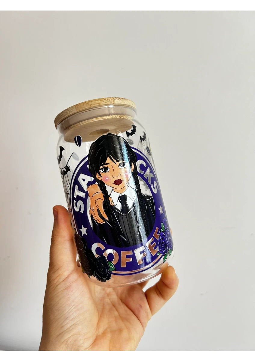 Pipetli Wednesday Baskılı Cam Bardak – 500 ml | El Yapımı Tasarım Hediyelik Bardak