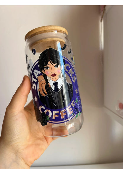 Pipetli Wednesday Baskılı Cam Bardak – 500 ml | El Yapımı Tasarım Hediyelik Bardak