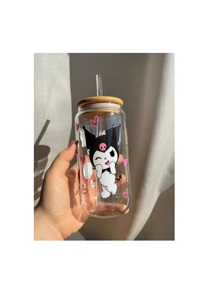 Minnaco Pipetli Bardak – Su Geçirmez Kuromi Baskılı 500 ml Cam Bardak | Hediyelik Kapaklı Kahve & Soğuk İçecek Bardağı