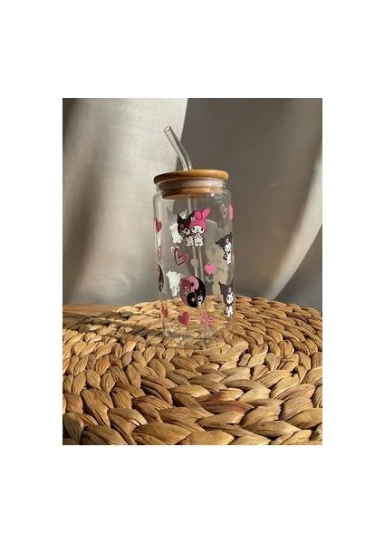 Minnaco Pipetli Bardak – Su Geçirmez Kuromi Baskılı 500 ml Cam Bardak | Hediyelik Kapaklı Kahve & Soğuk İçecek Bardağı